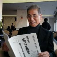 Retired steelworker Takashi Kinoshita, 73, visits Tokyo. He says studying in night school in Osaka over the past six years has given him skills he never acquired growing up. | TOMOHIRO OSAKI