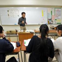 Foreign students in Tokyo\'s Bunka Junior High School learn the basics of Japanese language in a class led by an effervescent Masayuki Ishimori on Dec. 3.   | YOSHIAKI MIURA