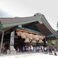 Twisterella : A shimenawa (twisted rope) adorns the Kagura hall at Izumo Taisha shrine in Shimane Prefecture. | DAVEY YOUNG