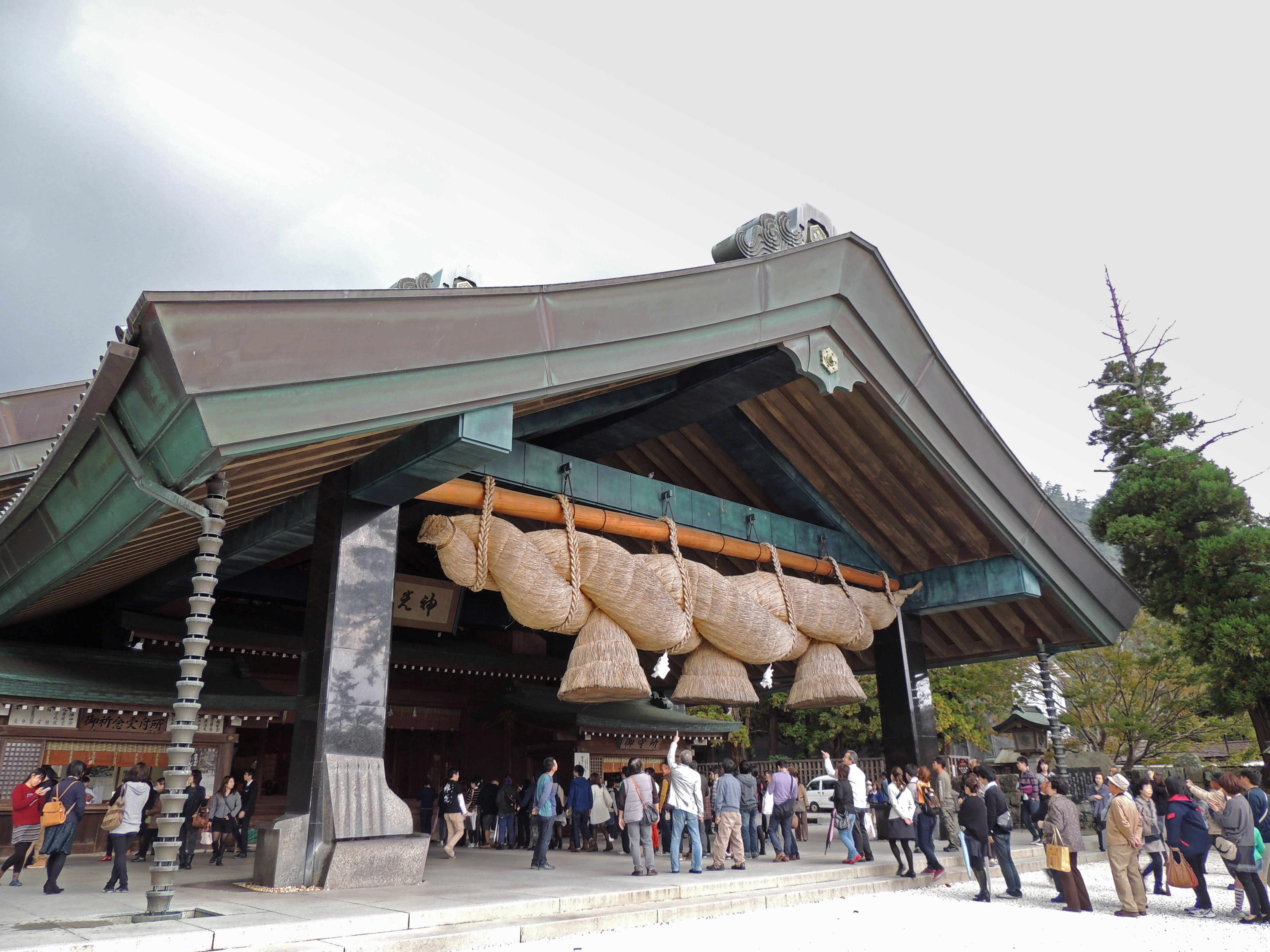 Twisterella : A shimenawa (twisted rope) adorns the Kagura hall at Izumo Taisha shrine in Shimane Prefecture. | DAVEY YOUNG