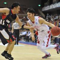 Vintage performance: Toyama guard Masashi Joho (right), seen in this file photo, had 20 points in the Grouses\' 74-66 triumph over visiting Iwate on Sunday. | YOSHIAKI MIURA