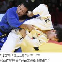 Good test: Hiroyuki Akimoto defeats Shohei Ono in the men\'s 73-kg final at the Grand Slam Tokyo on Saturday. | KYODO