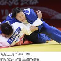 Solid finish: Shori Hamada (right) earns a bronze medal in the women\'s 78-kg category at Grand Slam Tokyo on Sunday. | KYODO