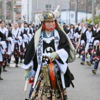 Actor Ken Matsudaira marches the streets of Ako, Hyogo Prefecture, clad in the costume of Oishi Kuranosuke, who led Lord Ako\'s famous 47 samurai during the Edo Period. The group of loyal retainers became heroes after murdering Lord Kira, the man who had ordered their lord to commit seppuku (ritualistic suicide), in a revenge attack on Dec. 14, 1702. | KYODO