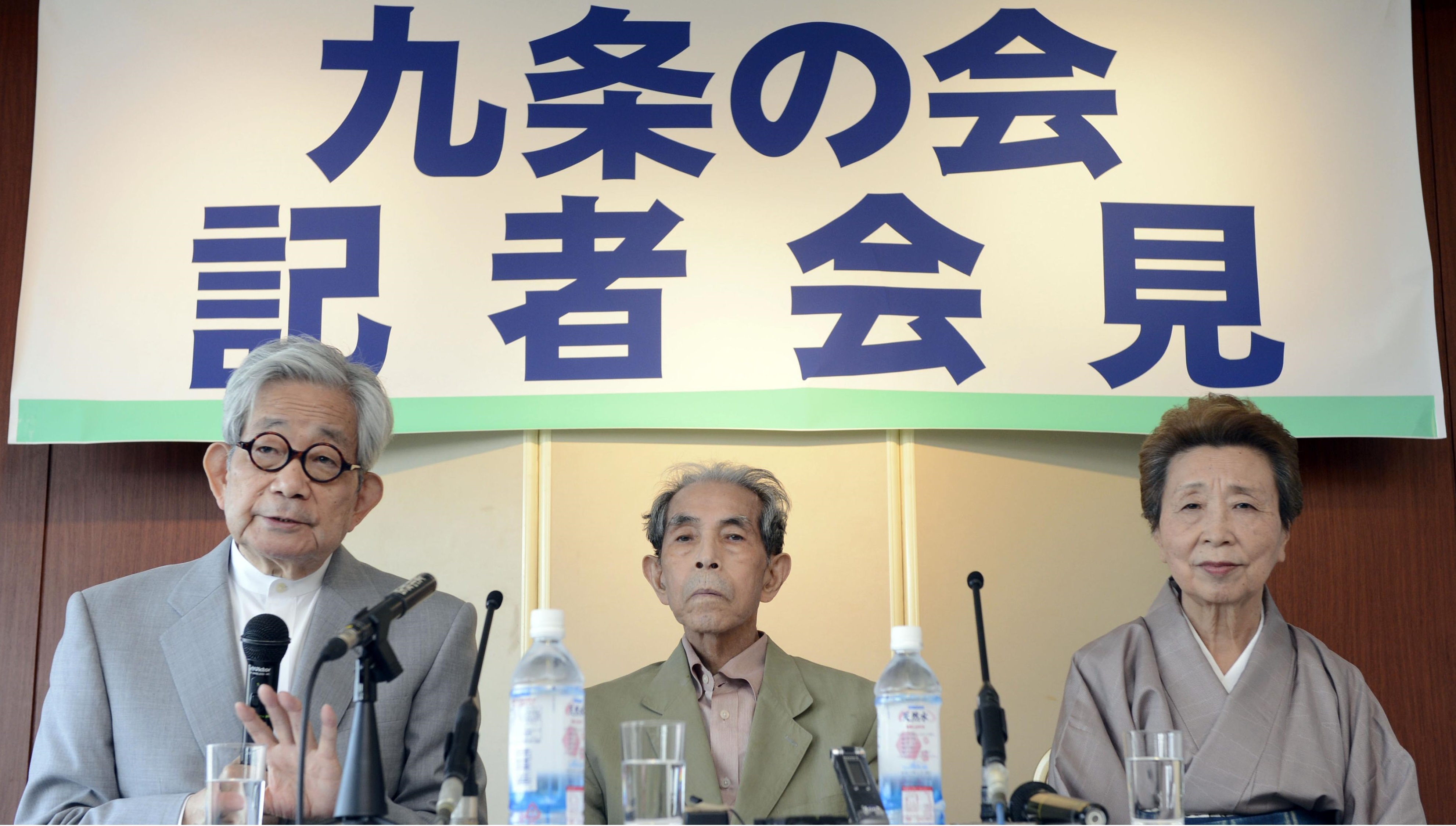 Scholar Yasuhiro Okudaira (center), flanked by Nobel literature laureate Kenzaburo Oe and writer Hisae Sawachi, faces the media during a news conference in May 2013. He was one of the key members of the Article 9 Association, a group that is dedicated to defending war-renouncing Article 9 of the Constitution. | KYODO