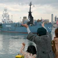Family members see off crew and researchers aboard the Yushin Maru at Shimonoseki port. The ship will conduct only nonlethal monitoring. Tokyo wants to maintain accurate population data to get the current moratorium on commercial whaling lifted as soon as possible. | KYODO