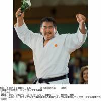 Moment in time: Judoka Hitoshi Saito celebrates his gold medal-winning triumph in the men\'s over-95 category at the 1984 Los Angeles Summer Olympics. Saito, who repeated as champion at the 1988 Seoul Games, died on Tuesday at age 54. | KYODO