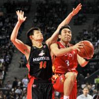 Steady veteran: Hamamatsu guard Masahiro Oguchi (right), seen a file photo, contributed 11 points in a 92-66 road win over Nara on Saturday. | THE JAPAN TIMES