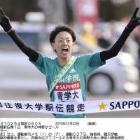 Mission accomplished: Daichi Kamino of Aoyama Gakuin University wins the fifth stage of the Tokyo-Hakone collegiate ekiden championship on Friday.  | KYODO