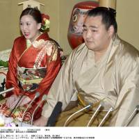 Wedding plans: Mongolian yokozuna Kakuryu and countrywoman Dashnyam Munkhzaya on Tuesday revealed they are engaged. | KYODO