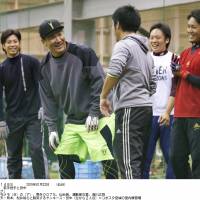 Ace OK: New York Yankees pitcher Masahiro Tanaka (second from left) laughs during a training session with members of the Eagles\' pitching staff at Rakuten\'s indoor facility in Sendai on Thursday. | KYODO
