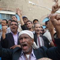 Anti-Houthi protesters shout slogans during a demonstration against the Shi\'ite Muslim militia group in the southwestern city of Taiz on Sunday.  | REUTERS