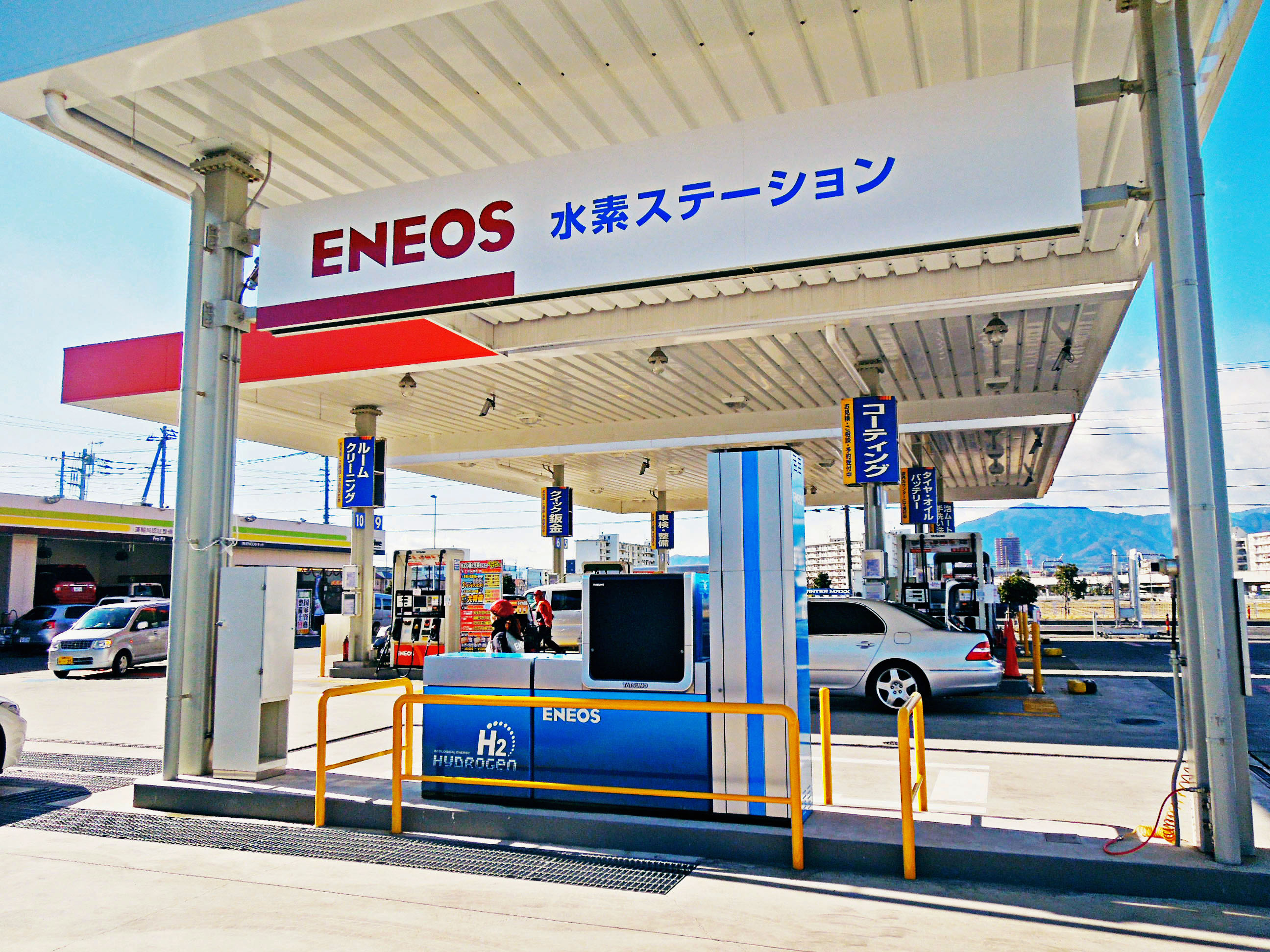A hydrogen filling station is pictured in Ebina, Kanagawa Prefecture, in December. The central government has earmarked funds to support companies that invest in hydrogen-fueled electric power plants.  | JX NIPPON OIL &AMP; ENERGY CORP./KYODO