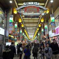 The Sunrise Kamata shopping arcade in Ota Ward, Tokyo, offers a variety of choices, including a wide range of shops, inexpensive eateries, a movie theater and a game arcade. | YOSHIAKI MIURA
