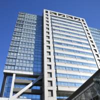 The 18-story Nissay Aromasquare Building stands on the former site of the Shochiku Kinema film studio in the Kamata area in Ota Ward, Tokyo. | YOSHIAKI MIURA