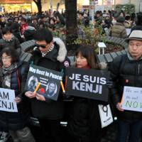 People mourning the deaths of journalist Kenji Goto and self-styled security contractor Haruna Yukawa fill Hachiko Square in Tokyo\'s Shibuya district on Sunday evening. | YOSHIAKI MIURA