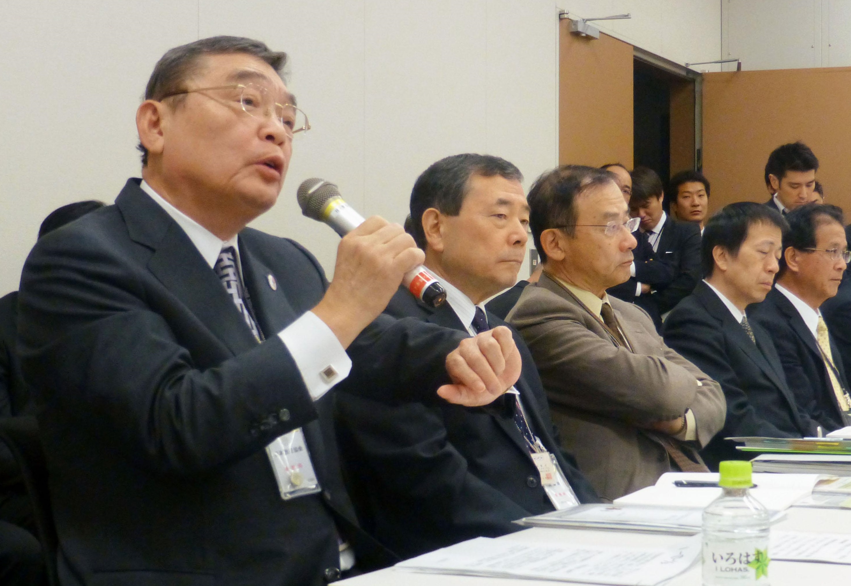 NHK Chairman Katsuto Momii takes a grilling from Democratic Party of Japan lawmakers in Tokyo on Wednesday. | KYODO