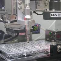 A 3-D printer marketed by Tokyo-based Cyfuse picks up lumps of patient\'s cells called spheroid units, each about 0.5 mm diameter, with a thin-nozzle. The units are then stacked into the shape required. The living entity acquires the functions and firmness of human tissue within a few weeks. | KAZUAKI NAGATA