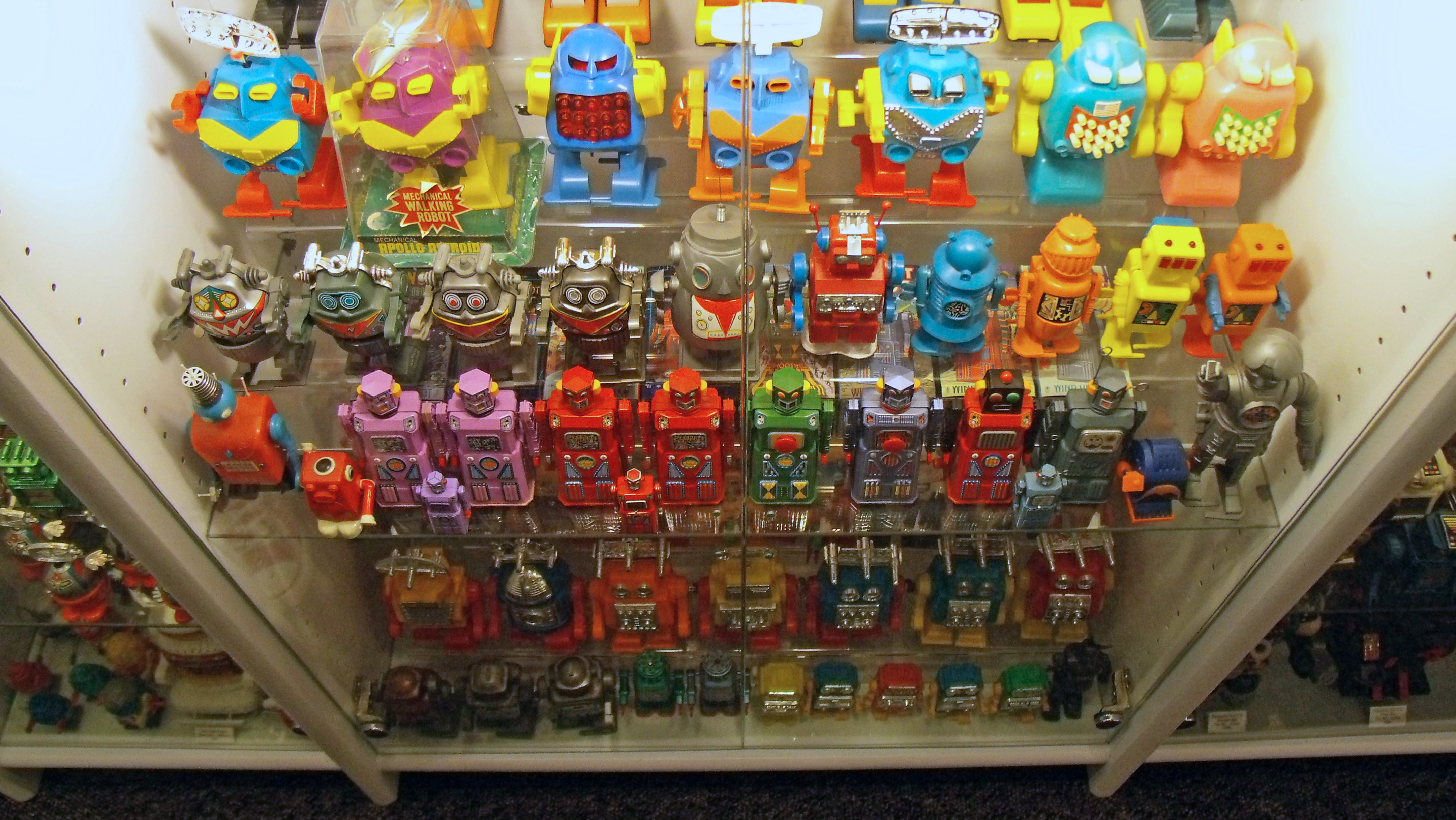 Mechanical failure: Rather than sounding as robotic as the toys in this museum, add 'ka' to make your speech more natural. | BECK GUSLER / CC BY-SA 2.0