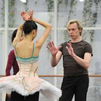 Like so: Vladimir Malakhov, The Tokyo Ballet’s artistic adviser, fine tune’s a dancer’s pose during a practice session. | YOSHIAKI MIURA