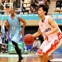 Solid effort: Kyoto guard Shun Watanuki, seen in a file photo from the 2012-13 season when he played for Osaka, had 11 points and five assists in a 78-58 victory over Nara on Saturday. | HIROAKI HAYASHI