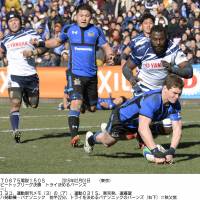 Knight vision: Panasonic\'s Berrick Barnes scores a try during the Wild Knights\' 30-12 win over Yamaha Jubilo in the Top League finale at Prince Chichibu Memorial Rugby Ground on Sunday. | KYODO