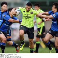Coming through: Suntory\'s Tusi Pisi takes on the Panasonic defense during his team\'s 31-25 win in the All-Japan Championship semifinals on Sunday. | KYODO