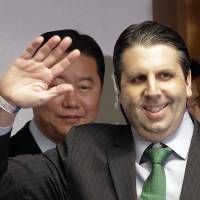 U.S. Ambassador to South Korea Mark Lippert waves as he arrives to hold a news conference before being discharged from Severance Hospital in Seoul on Tuesday. Lippert was released later after five days in the hospital for treatment of injuries caused by a knife attack. | AP