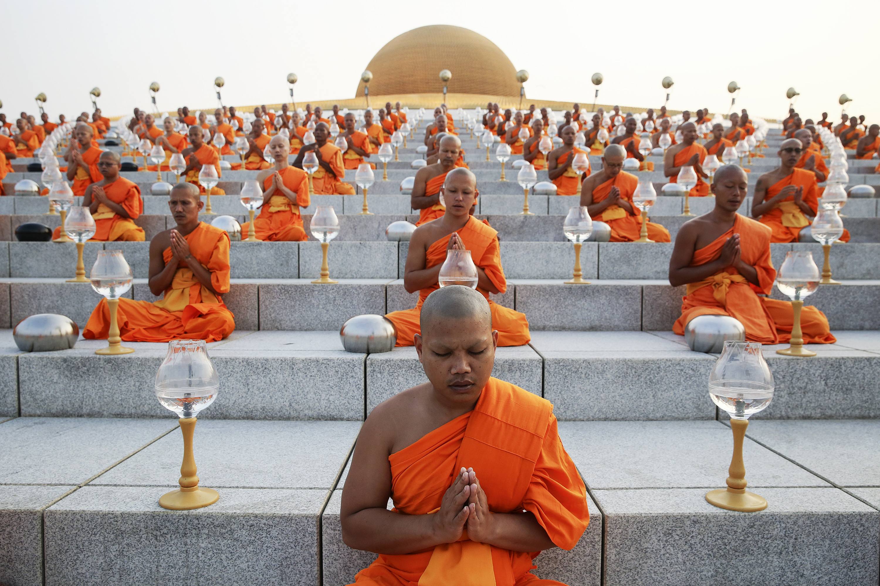 Много медитации. Буддийский монах Тхеравада. Буддизм Тхеравада /хинаяна Будда. Макха Буча. Монахи в храме Будды.