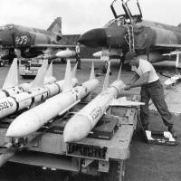 U.S. Air Force personnel prepare AIM-7 missiles for loading on F-4C Phantoms in South Vietnam in 1967. The plane served at Cam Ranh Air Base. The aircraft on the right crashed in Laos on 22 March 1968 following a bomb malfunction over Khe Sanh. One crew member was captured, the other was missing. | CC-BY-SA 2.0
