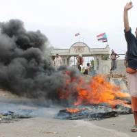 Yemeni special forces loyal to Gen. Abdel Hafedh al-Sakkaf demand wages at their unit\'s command headquarters in the southern city of Aden on Monday. They were also urging a merger with security and military units in the city as Houthi Shiite rebels sent reinforcements southward and Yemen was said to be on the brink of civil war. | AFP-JIJI