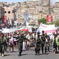 Yemeni Shiite Huthi rebels and supporters take part in a demonstration in the southwestern city of Taez against the Saudi-led military intervention in the country on Sunday. Saudi-led coalition warplanes carried out new airstrikes in Yemen, targeting a rebel-held military base in third city Taez, local officials and witnesses said. | AFP-JIJI