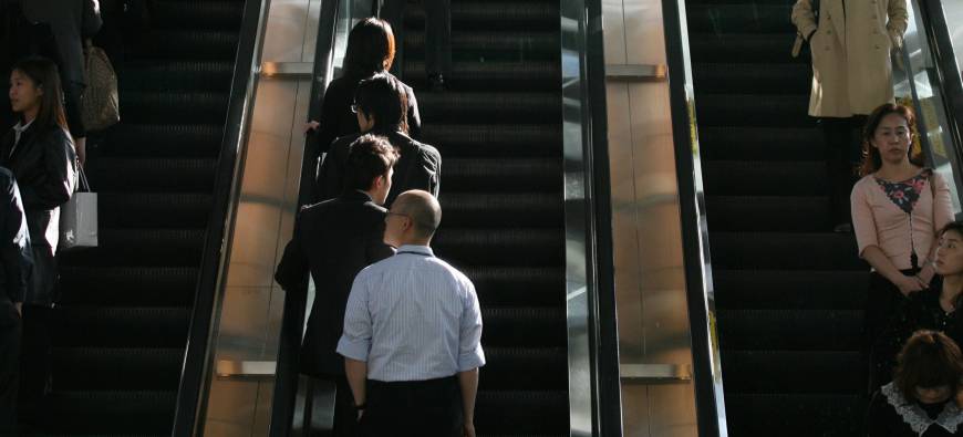 Kết quả hình ảnh cho tokyo Escalator manner