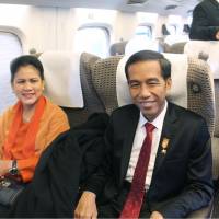 Indonesian President Joko \"Jokowi\" Widodo and his wife, Iriana, ride a bullet train from Tokyo to Nagoya on Wednesday. | KYODO