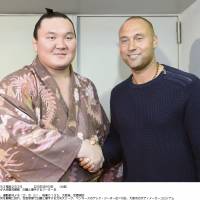Sporting icons: Sumo superstar Hakuho meets retired New York Yankees shortstop Derek Jeter on Thursday at the Spring Grand Sumo Tournament in Osaka. | KYODO