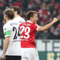 Goal rush: Shinji Okazaki celebrates scoring in Mainz\'s 2-2 draw at home to Borussia Monchengladbach in the Bundesliga on Saturday. | AFP-JIJI