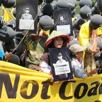 Residents in Batang on the northern coast of Central Java province, Indonesia, stage a protest in Jakarta Sept. 17, demanding the repeal of a project to build a large coal-fired power generation plant in the area in cooperation with Japan. | KYODO