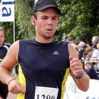 Germanwings Flight 9525 co-pilot Andreas Lubitz takes part in the Airport Hamburg 10-mile run on September 2009 in Hamburg, northern Germany, in this photo released March 27. German prosecutors said Thursday that he had searched online for information about suicide and cockpit doors in the week before he crashed the jet into the French Alps. | FOTO TEAM MUELLER / AFP-JIJI