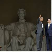 U.S. President Barack Obama and Prime Minister Shinzo visit the Lincoln Memorial on Monday in Washington DC. | REUTERS