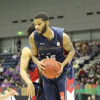 Fighting the odds: Yokohama guard Warren Niles and his teammates will try to secure a playoff spot in the regular season\'s final month. | KAZ NAGATSUKA