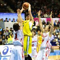 Storm brewing: Ramu Tokashiki (with ball) of the JX-Eneos Sunflowers goes on the attack during Game 3 of the WJBL Finals on Sunday. | KAZ NAGATSUKA