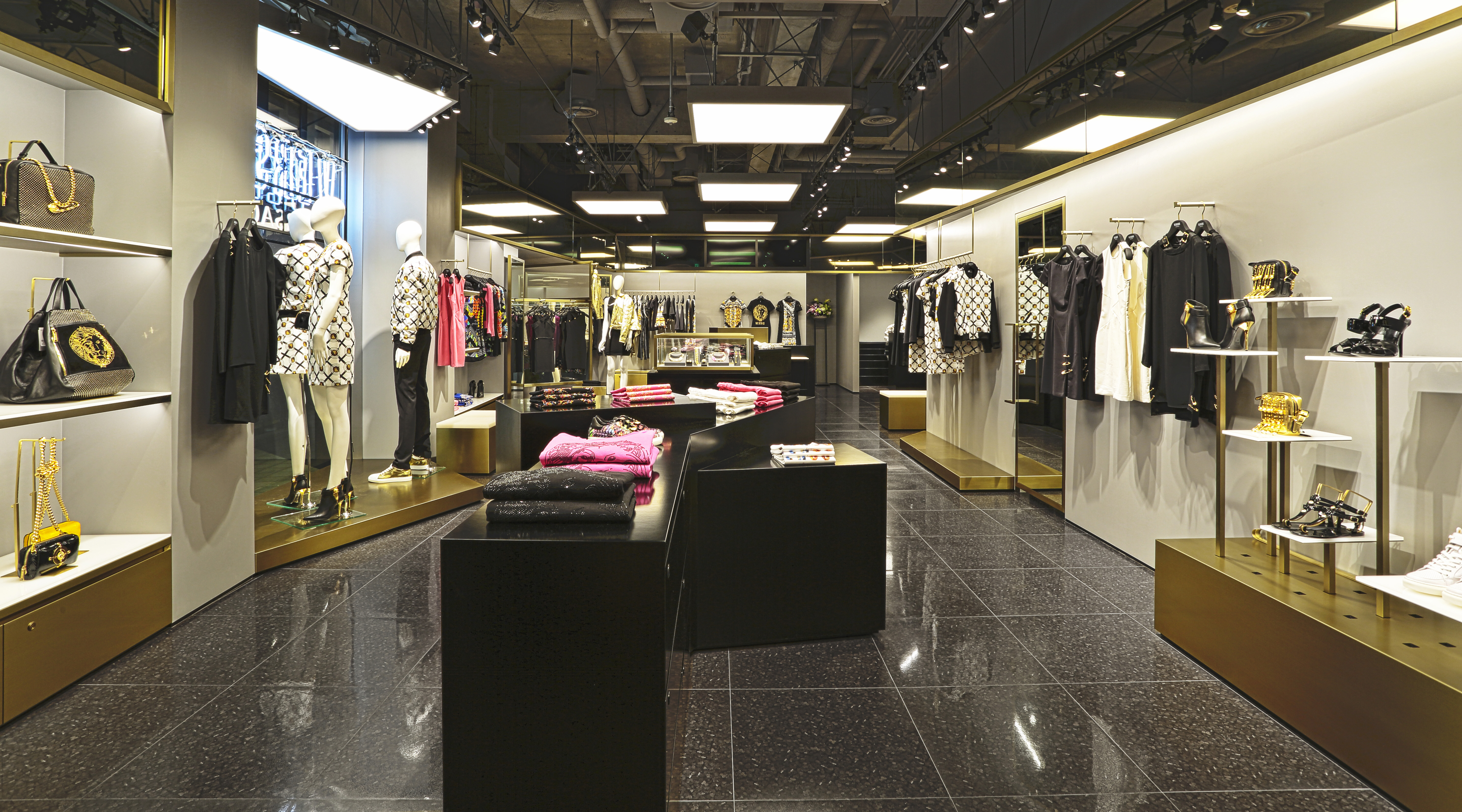 Onderscheiden Piepen Illusie Versace makes return to Tokyo | The Japan Times