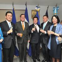 From left, Ambassador of Honduras Marlene Villela-Talbott; former Senior Vice-Minister for Foreign Affairs Nobuo Kishi; Ambassador of Nicaragua Saul Arana Castellon; Parliamentary Vice-Minister for Foreign Minister Takashi Uto; Charge d\'affaires of Guatemala Cristobal Herrera Dubon; Charge d\'affaires of Costa Rica Liliam Rogriguez Jimenez; and Ambassador of El Salvador Martha Lidia Zelayandia Cisneros attend a reception on March 25 in Tokyo. | YOSHIAKI MIURA