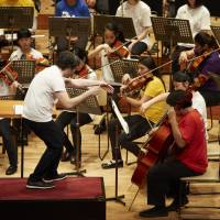 Venezuelan conductor Gustavo Dudamel collaborates with students of the Soma Children\'s Orchestra and Chorus and the Youth Orchestra Los Angeles on March 29 at Suntory Hall. | © FESJ/2015/KOICHIRO KITASHITA
