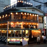 Homely: The izakaya tavern, Otaru, lit up at night. | ROBBIE SWINNERTON