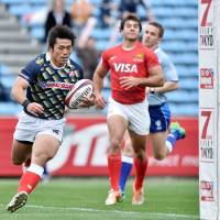 Straight ahead: Japan\'s Katsuyuki Sakai scores a try against Argentina during Tokyo Rugby Sevens match on Saturday. The matched ended in a 14-14 draw. | AFP-JIJI