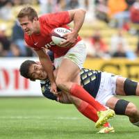 Tight contest: Yusaku Kuwazuru tackles Argentina\'s Fernando Luna during their Tokyo Rugby Sevens match on Saturday. | AFP-JIJI