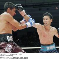 In control: WBC bantamweight champion Shinsuke Yamanaka (right) punches challenger Diego Santillan in the head during the sixth round of their title fight on Thursday in Osaka. Yamanaka knocked out Santillan 36 seconds into the seventh round. | KYODO