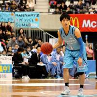 Strong finish: Kyoto veteran guard Sunao Murakami, seen in a file photo from March 2013, and his teammates won their last six games of the regular season. The Hannaryz beat the visiting Osaka Evessa 83-64 on Sunday. | HIROAKI HAYASHI