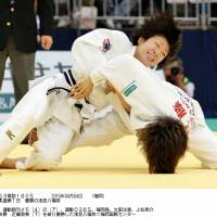 The day\'s best: Haruna Asami (top) holds off Ami Kondo to win the 48-kg weight category at the National Invitational Weight Class Championships on Saturday in Fukuoka. | KYODO